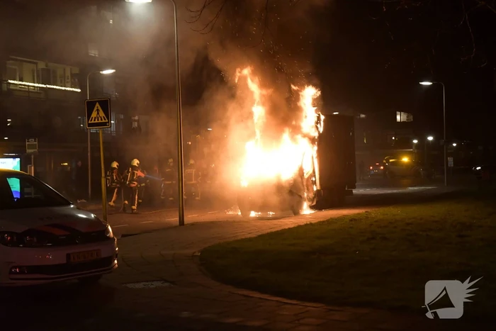 Bestelbus volledig uitgebrand