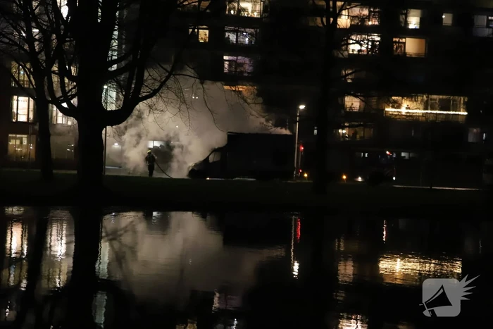 Bestelbus volledig uitgebrand