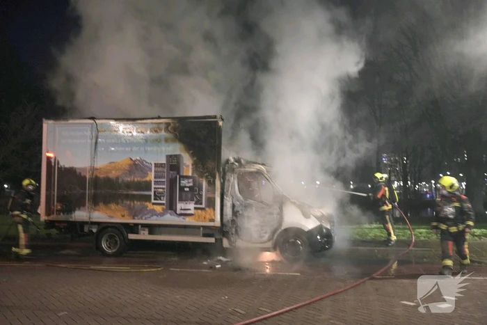 Bestelbus volledig uitgebrand