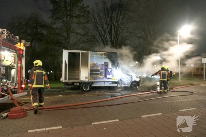 Bestelbus volledig uitgebrand