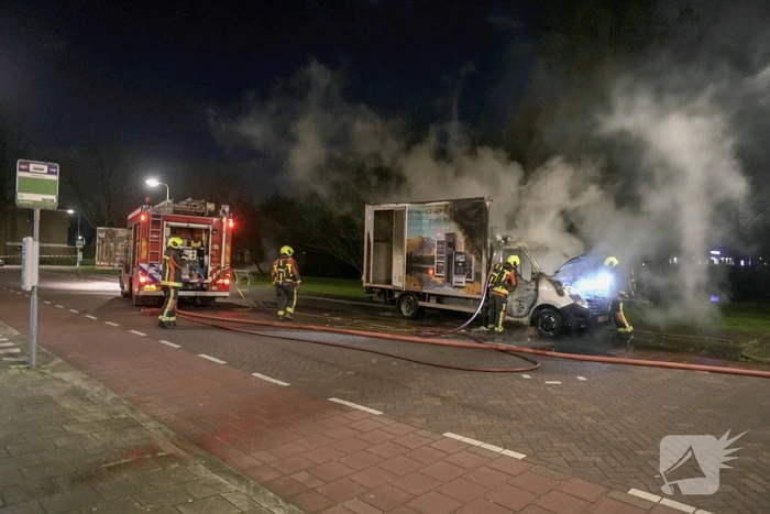 Bestelbus volledig uitgebrand