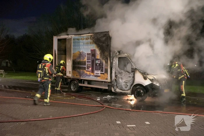 Bestelbus volledig uitgebrand