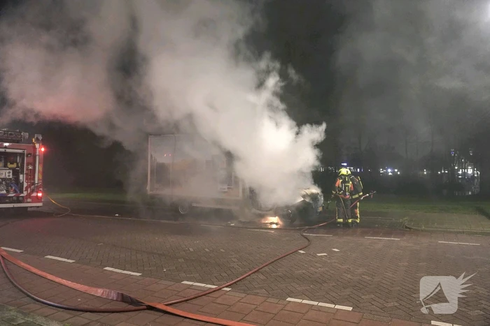 Bestelbus volledig uitgebrand