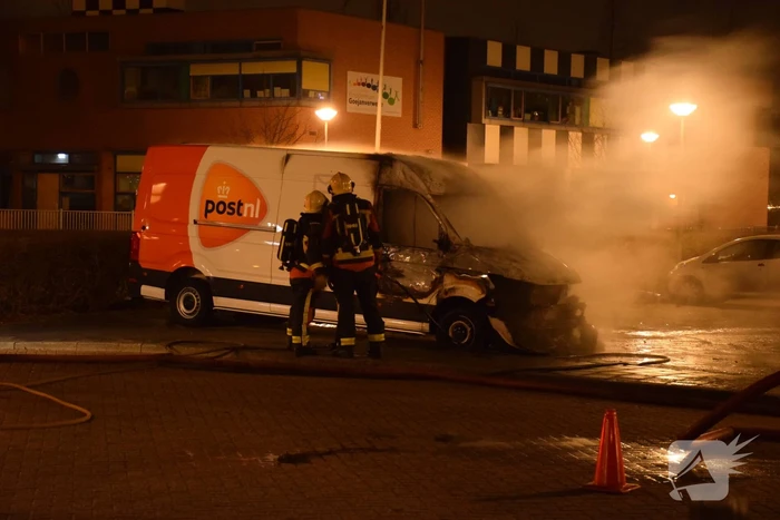 Bestelbus van Postnl uitgebrand