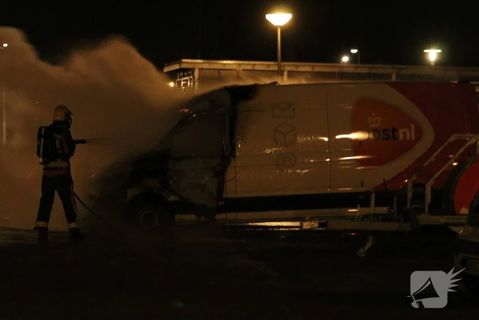 Bestelbus van Postnl uitgebrand