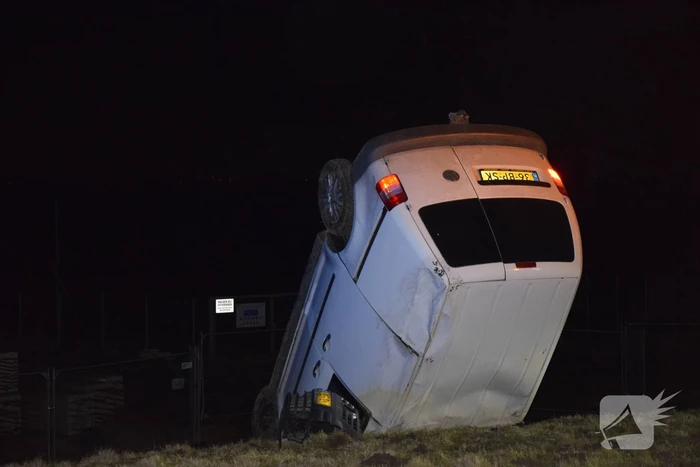 Bestelbus op de kop en auto doormidden