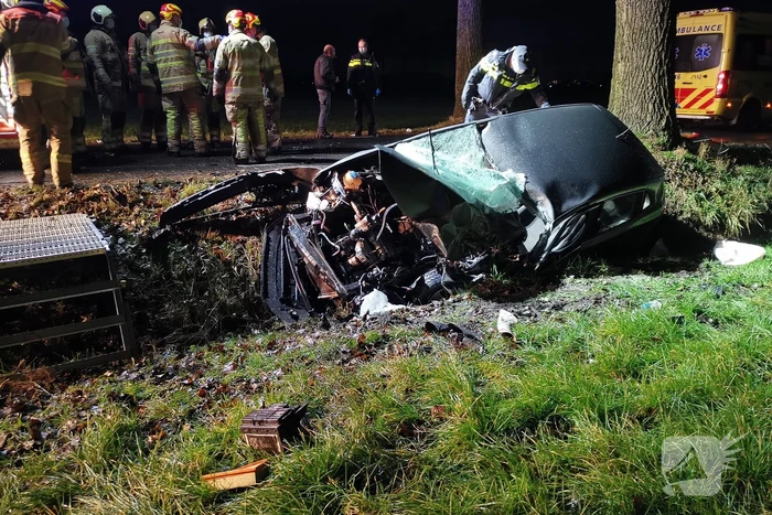 Auto raakt van de weg eindigt tegen boom