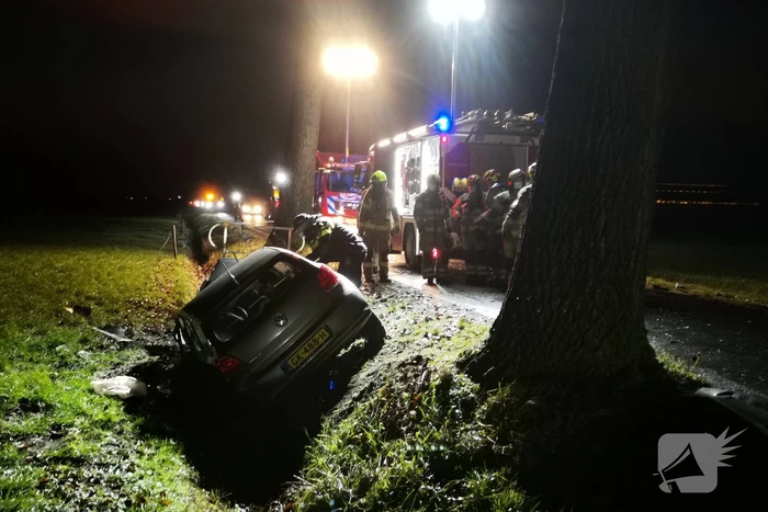 Auto raakt van de weg eindigt tegen boom
