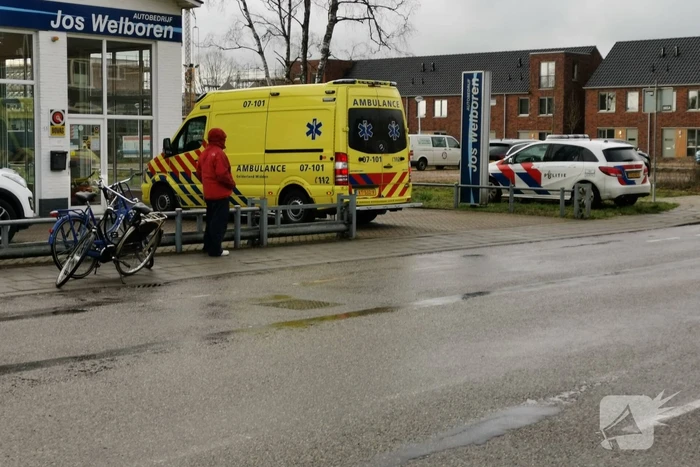 Fietsster gewond bij botsing met personenauto