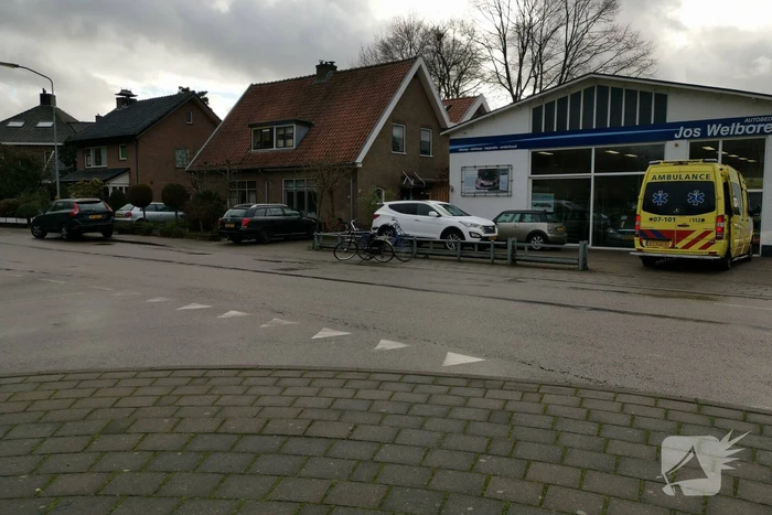 Fietsster gewond bij botsing met personenauto