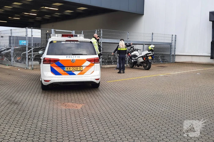 PostNL-bestuurder knalt op aanhanger met Tekstkar en vlucht