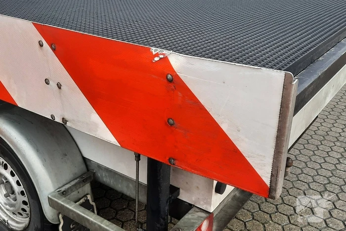 PostNL-bestuurder knalt op aanhanger met Tekstkar en vlucht