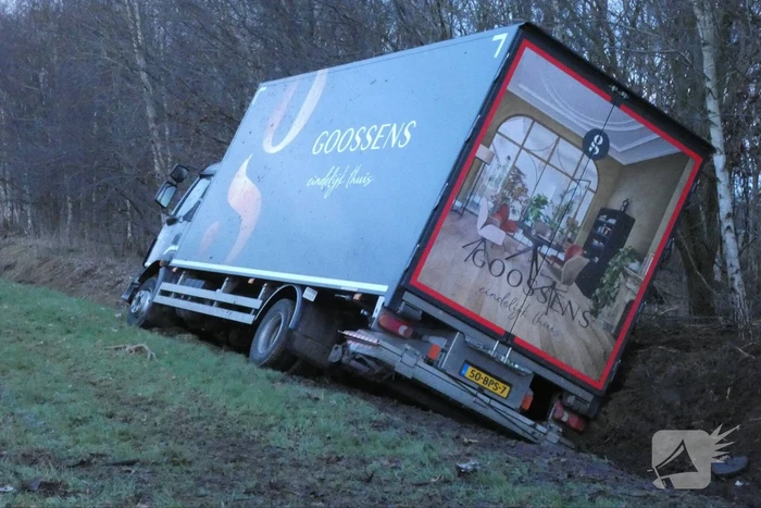 Vrachtwagen rijdt de sloot in