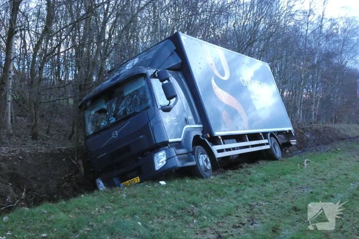 Vrachtwagen rijdt de sloot in
