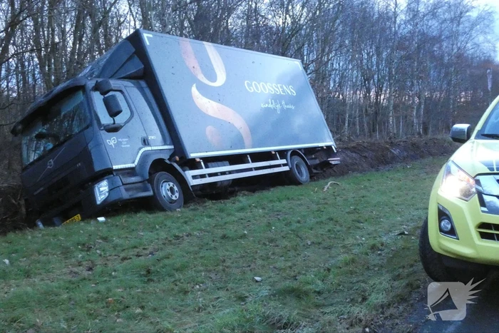 Vrachtwagen rijdt de sloot in