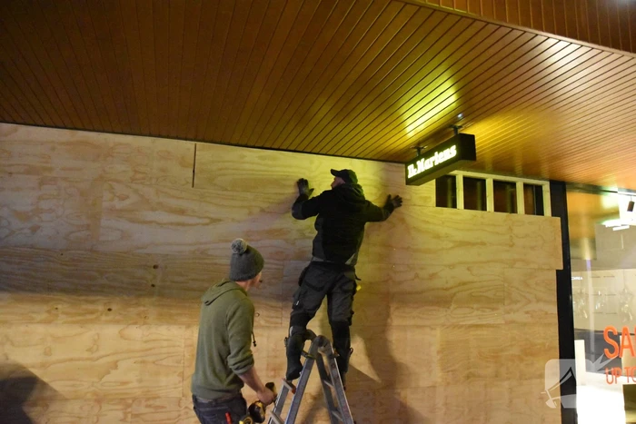 Voorbereiding voor avondklokrellen Lijnbaankwartier
