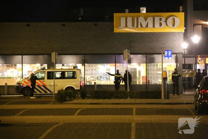 Winkelcentrum afgesloten door forse politiemacht