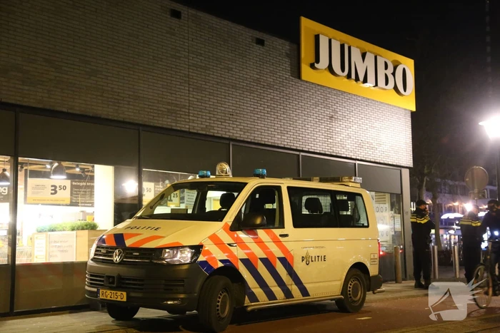 Winkelcentrum afgesloten door forse politiemacht