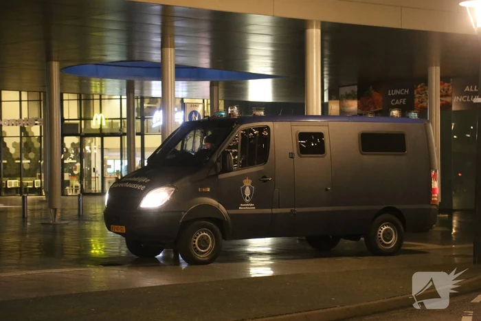 Winkelcentrum afgesloten door forse politiemacht