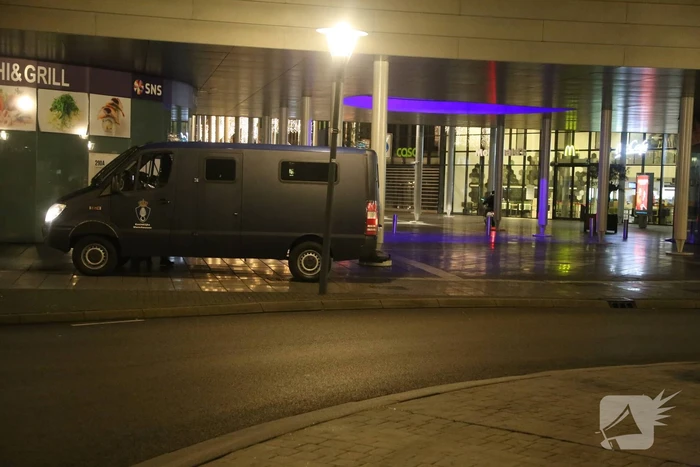 Winkelcentrum afgesloten door forse politiemacht