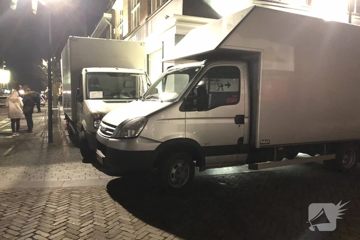 Winkels dichtgetimmerd en beveiligd met voertuigen