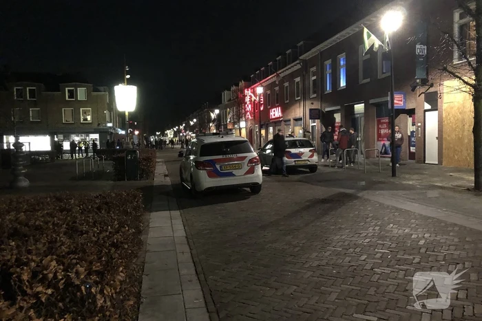 Winkels dichtgetimmerd en beveiligd met voertuigen