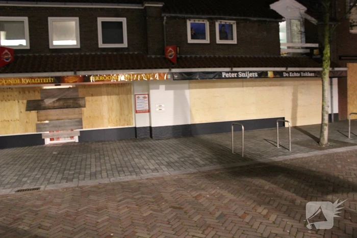 Winkels dichtgetimmerd en beveiligd met voertuigen