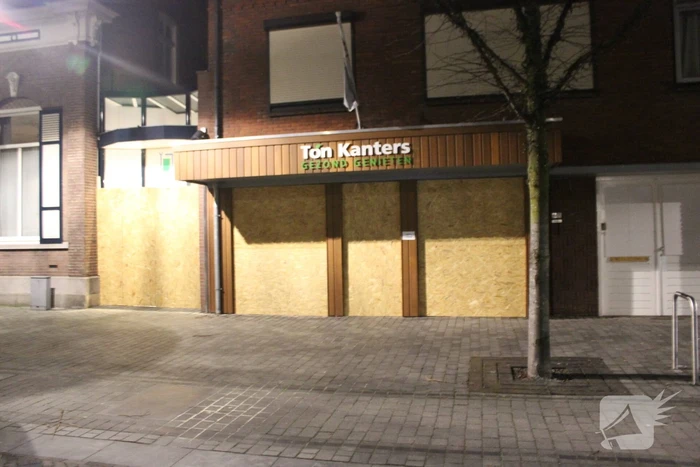 Winkels dichtgetimmerd en beveiligd met voertuigen