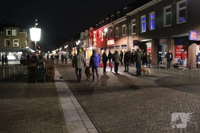 Winkels dichtgetimmerd en beveiligd met voertuigen