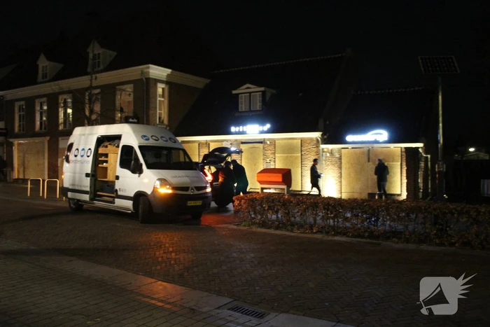 Winkels dichtgetimmerd en beveiligd met voertuigen