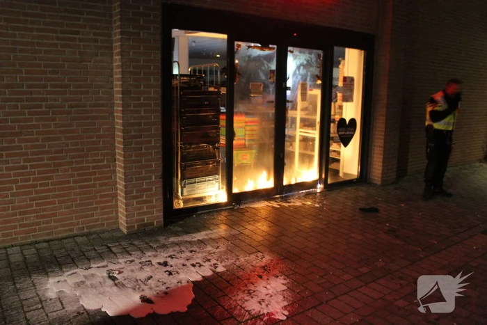 Winkels dichtgetimmerd en beveiligd met voertuigen