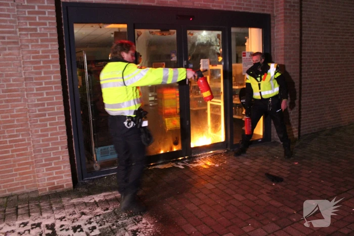 Winkels dichtgetimmerd en beveiligd met voertuigen
