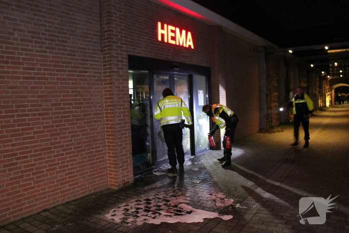Winkels dichtgetimmerd en beveiligd met voertuigen