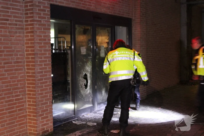 Winkels dichtgetimmerd en beveiligd met voertuigen
