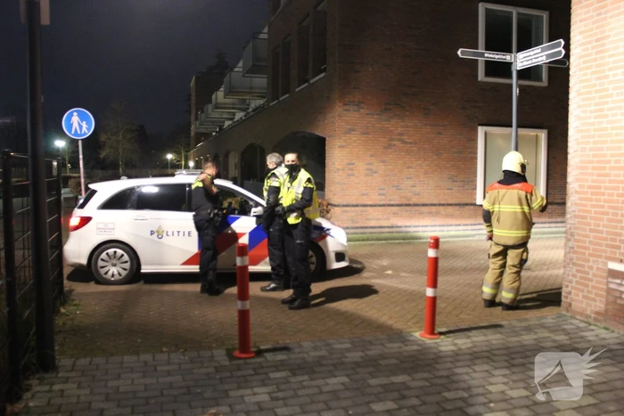 Winkels dichtgetimmerd en beveiligd met voertuigen