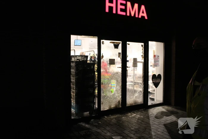 Winkels dichtgetimmerd en beveiligd met voertuigen