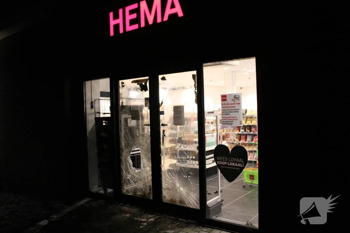 Winkels dichtgetimmerd en beveiligd met voertuigen