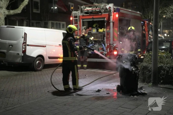 Bewoners blussen kliko brand