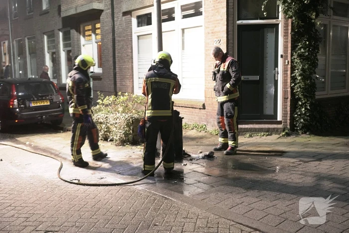 Bewoners blussen kliko brand
