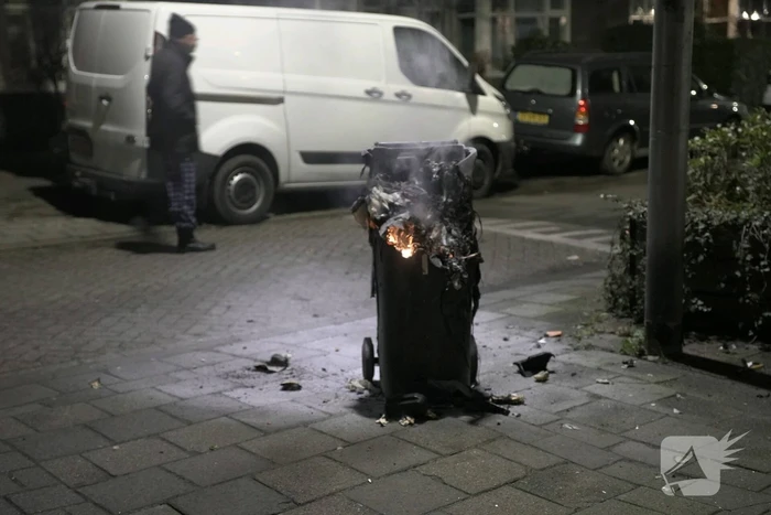 Bewoners blussen kliko brand