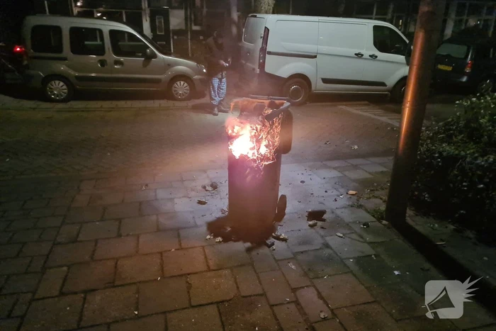 Bewoners blussen kliko brand