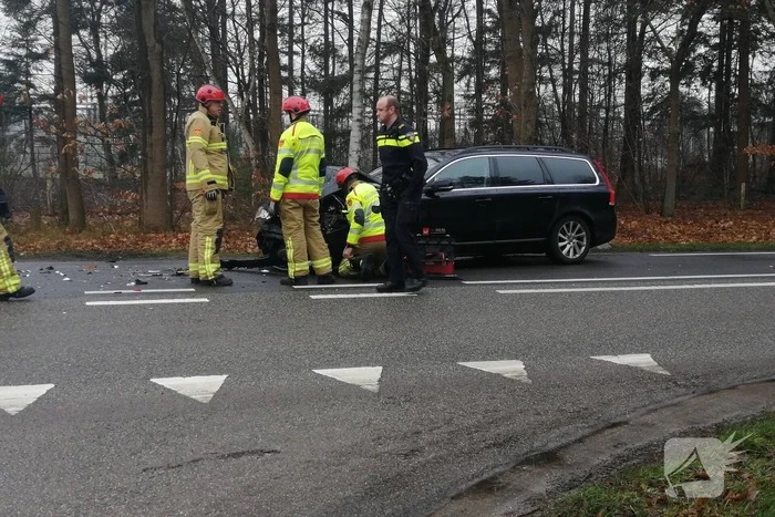 Auto in de kreukels bij verkeersongeval