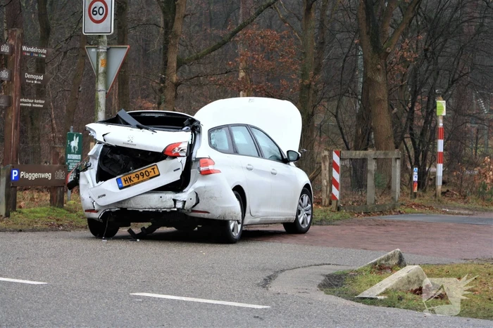 Auto in de kreukels bij verkeersongeval