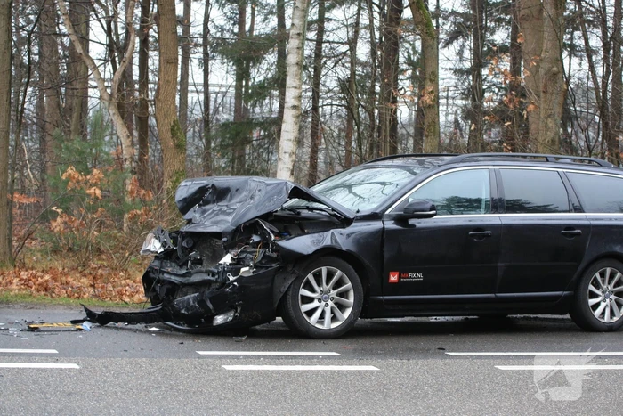 Auto in de kreukels bij verkeersongeval