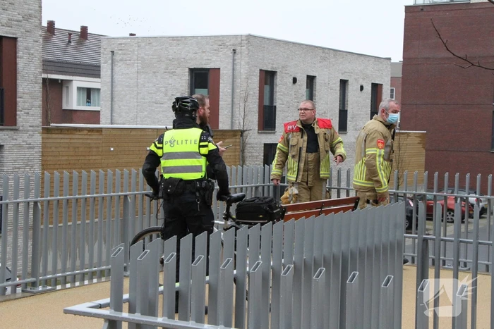 Rechercheurs doen onderzoek in appartement