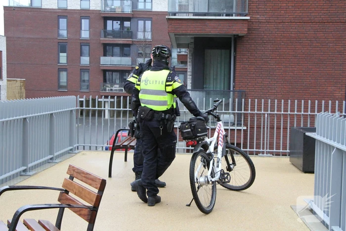 Rechercheurs doen onderzoek in appartement