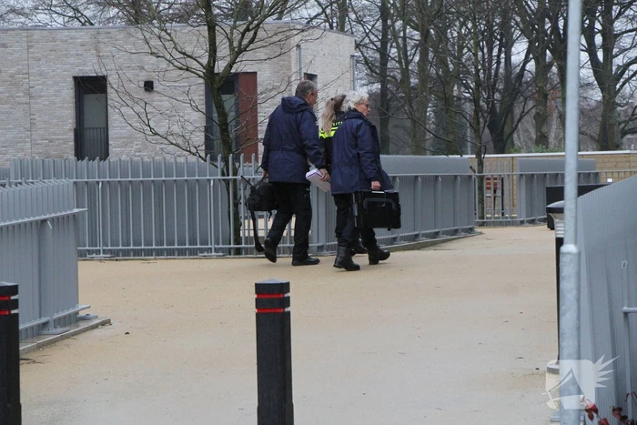 Rechercheurs doen onderzoek in appartement