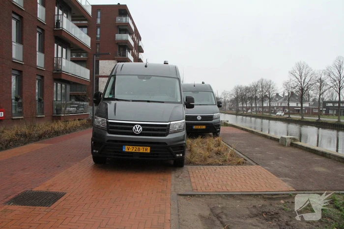 Rechercheurs doen onderzoek in appartement