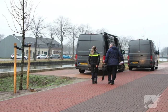 Rechercheurs doen onderzoek in appartement