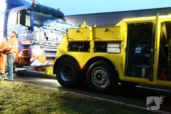 Vrachtwagen lekt brandstof op wegdek